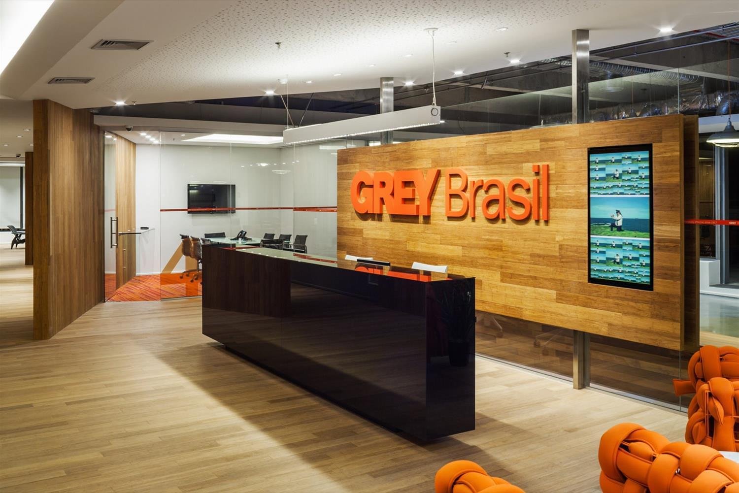 Indentidade visual e logotipo em recepção de escritórios
