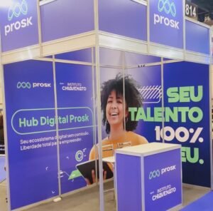 Instalação profissional de adesivo personalizado em stand de evento