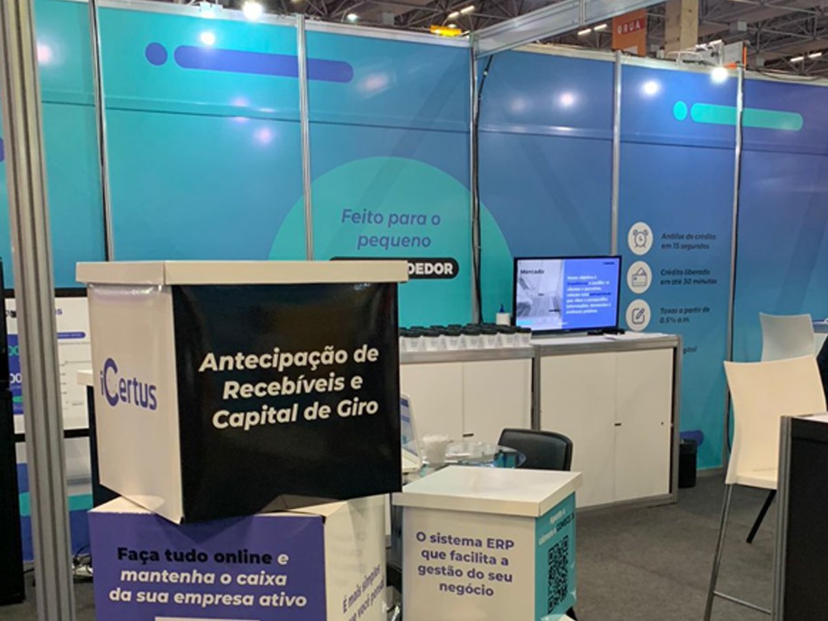 Adesivação de stand em São Paulo para feira e evento corporativo