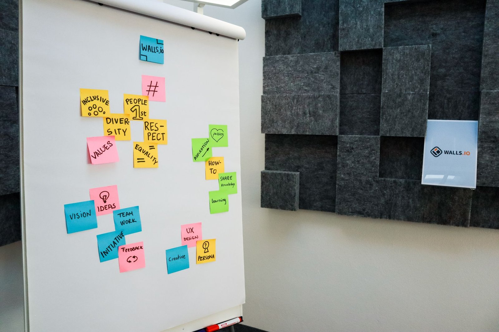 Parede de branding com frase motivacional em escritório corporativo moderno