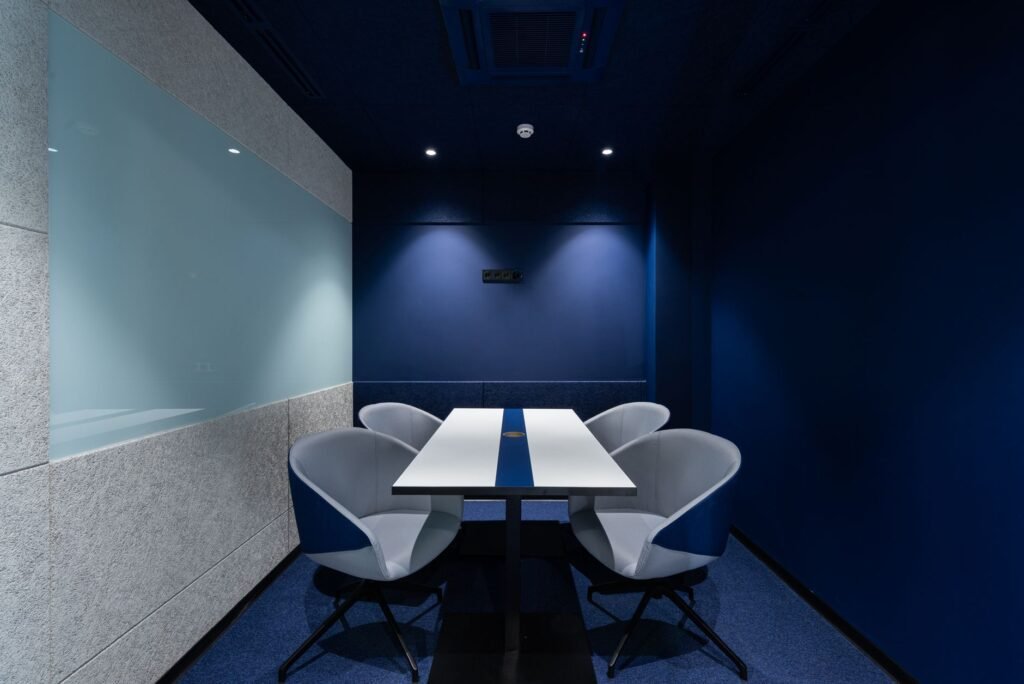 Sala de reunião com grafismo adesivado na parede reforçando branding