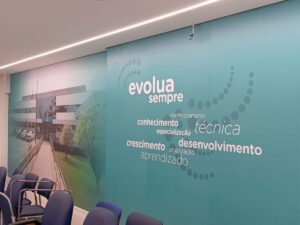 Projeto de envelopamento de parede realizado em ambiente corporativo