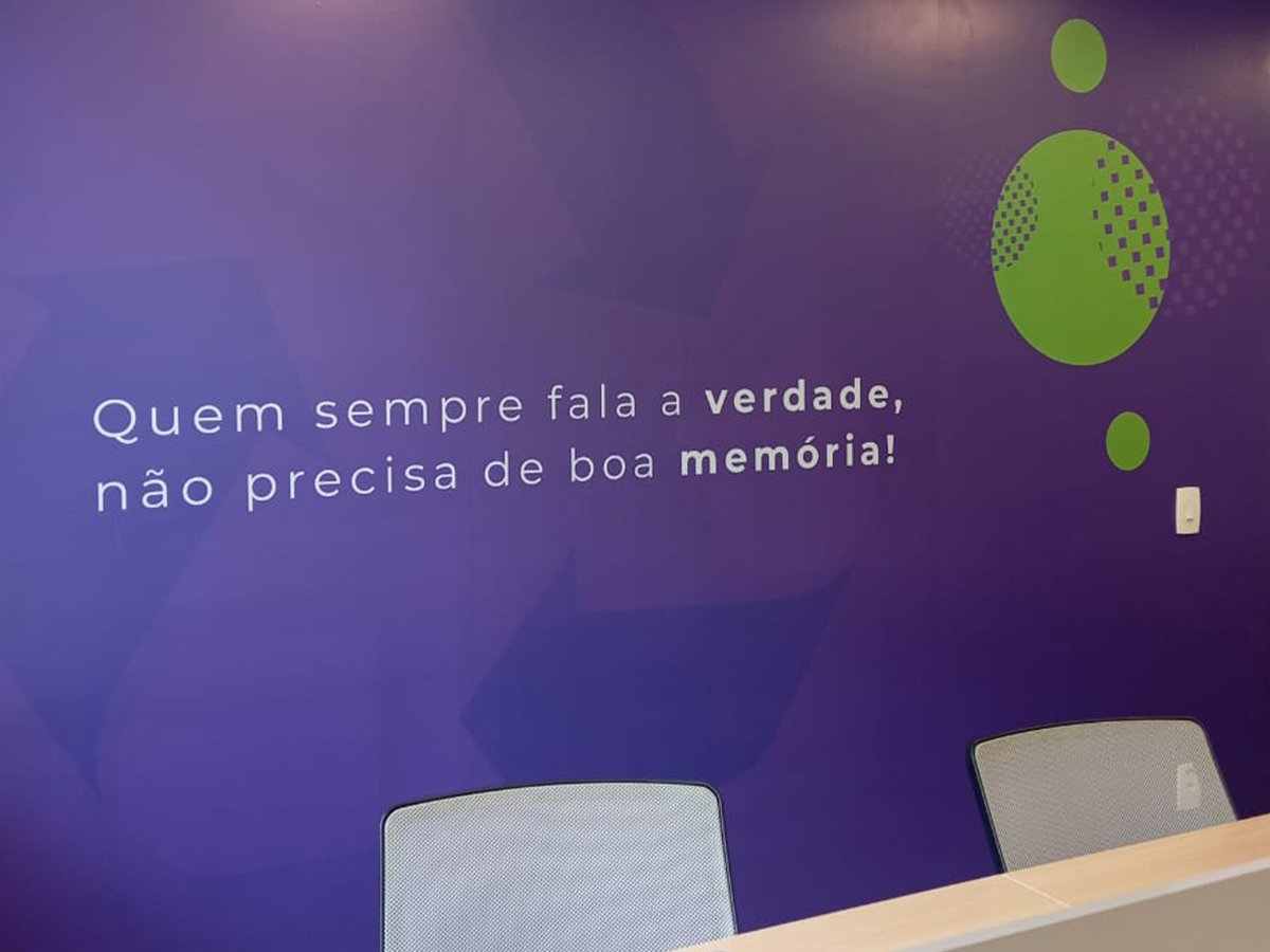 Envelopamento de parede personalizado em ambiente corporativo