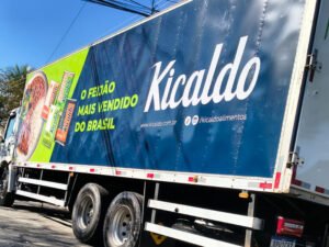 Frota de veículos comerciais personalizada com adesivos da empresa